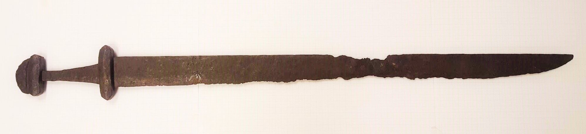 Single-edge sword from the Viking Age (SHM 27001). Photo: courtesy of Tord Bergelin. 
